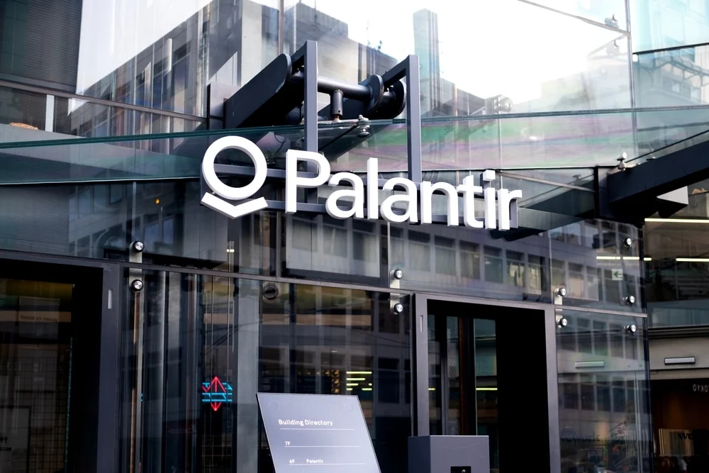 川普回归+AI加持：Palantir是投机狂热，还是被低估的潜力股？